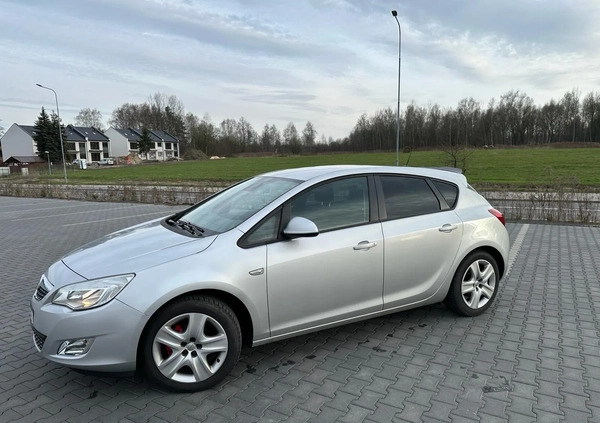 Opel Astra cena 27500 przebieg: 113000, rok produkcji 2010 z Zabrze małe 211